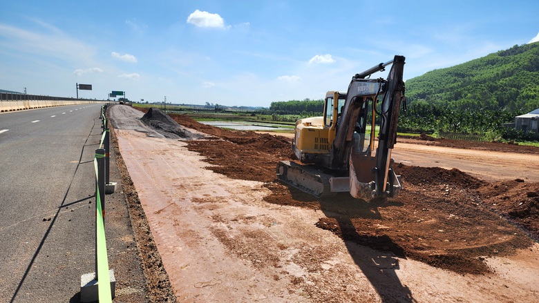 Trạm dừng nghỉ tr&ecirc;n cao tốc Quảng Ng&atilde;i - Ho&agrave;i Nhơn đang thi c&ocirc;ng ra sao?- Ảnh 2.