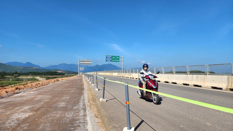 Trạm dừng nghỉ tr&ecirc;n cao tốc Quảng Ng&atilde;i - Ho&agrave;i Nhơn đang thi c&ocirc;ng ra sao?- Ảnh 12.