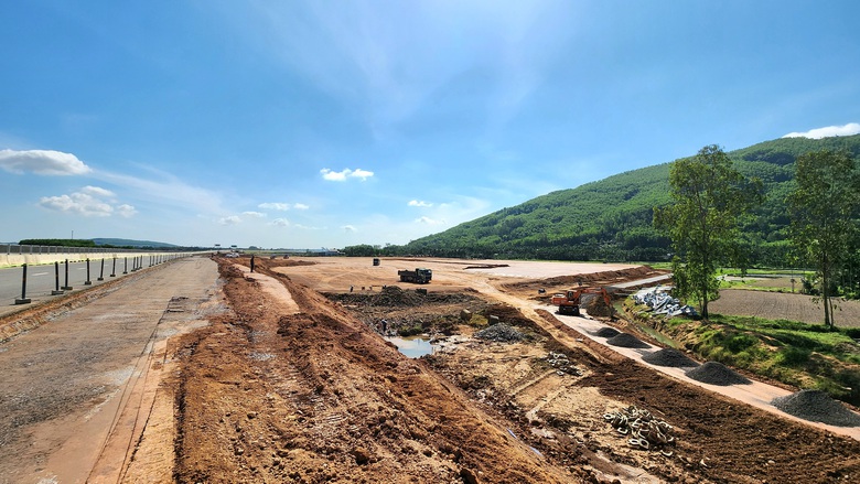 Trạm dừng nghỉ tr&ecirc;n cao tốc Quảng Ng&atilde;i - Ho&agrave;i Nhơn đang thi c&ocirc;ng ra sao?- Ảnh 3.