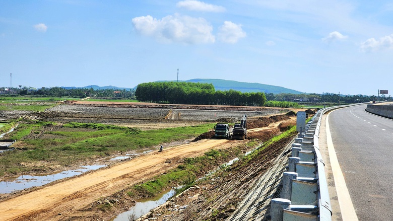 Trạm dừng nghỉ tr&ecirc;n cao tốc Quảng Ng&atilde;i - Ho&agrave;i Nhơn đang thi c&ocirc;ng ra sao?- Ảnh 8.