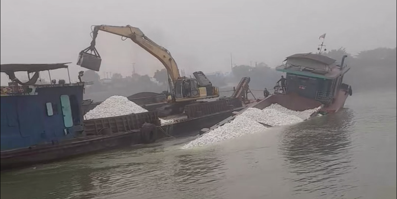 T&agrave;u chở h&agrave;ng gặp sự cố tr&ecirc;n s&ocirc;ng L&ocirc; ở Ph&uacute; Thọ- Ảnh 1.