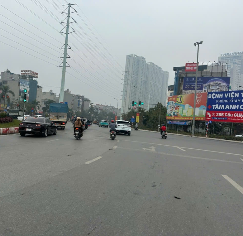 Sau lệnh cấm xe tải ban ng&agrave;y, nhiều tuyến đường nội đ&ocirc; th&ocirc;ng tho&aacute;ng r&otilde; rệt- Ảnh 2.