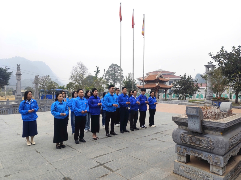 Tuổi trẻ Báo Xây dựng mang yêu thương đến học sinh vùng cao Thái Nguyên- Ảnh 6. Tuổi trẻ Báo Xây dựng mang yêu thương đến học sinh vùng cao Thái Nguyên- Ảnh 6.