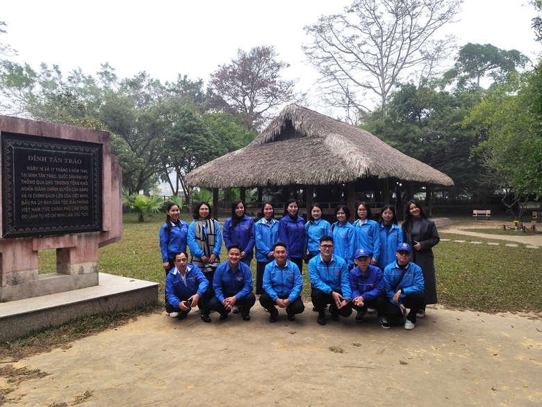 Tuổi trẻ Báo Xây dựng mang yêu thương đến học sinh vùng cao Thái Nguyên- Ảnh 9. Tuổi trẻ Báo Xây dựng mang yêu thương đến học sinh vùng cao Thái Nguyên- Ảnh 9.