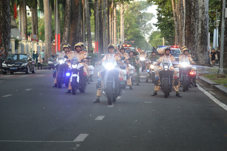 TP.HCM ra quân xử lý lấn chiếm lòng lề đường và kinh doanh vận tải trái phép- Ảnh 5. TP.HCM ra quân xử lý lấn chiếm lòng lề đường và kinh doanh vận tải trái phép- Ảnh 5.