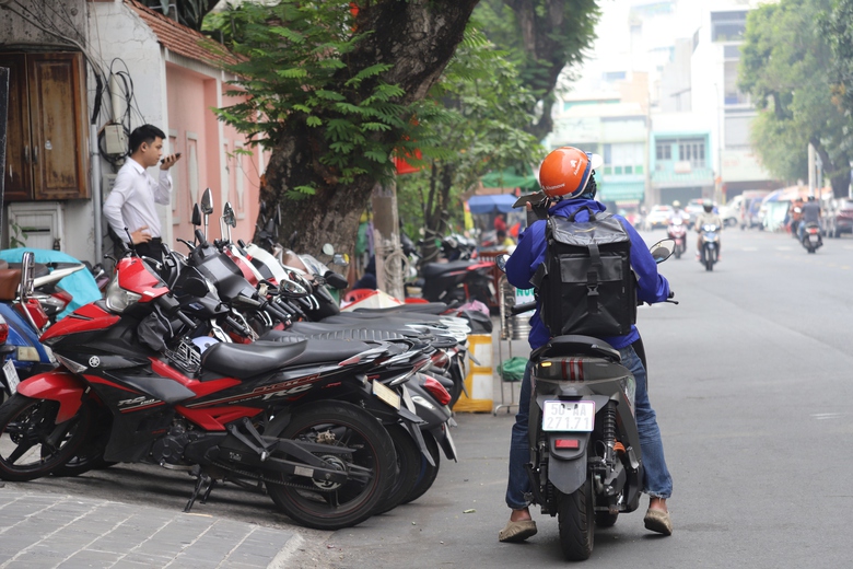 TP.HCM ra quân xử lý lấn chiếm lòng lề đường và kinh doanh vận tải trái phép- Ảnh 2. TP.HCM ra quân xử lý lấn chiếm lòng lề đường và kinh doanh vận tải trái phép- Ảnh 2.