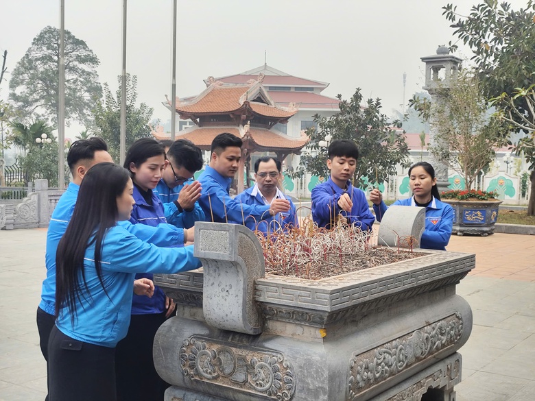 Tuổi trẻ Báo Xây dựng mang yêu thương đến học sinh vùng cao Thái Nguyên- Ảnh 8. Tuổi trẻ Báo Xây dựng mang yêu thương đến học sinh vùng cao Thái Nguyên- Ảnh 8.