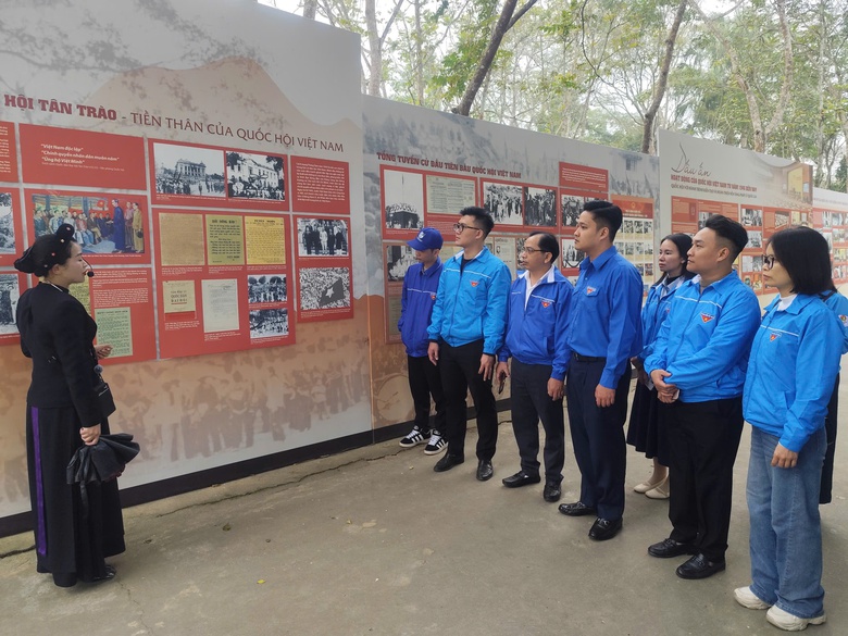 Tuổi trẻ Báo Xây dựng mang yêu thương đến học sinh vùng cao Thái Nguyên- Ảnh 10. Tuổi trẻ Báo Xây dựng mang yêu thương đến học sinh vùng cao Thái Nguyên- Ảnh 10.