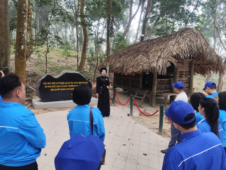 Tuổi trẻ Báo Xây dựng mang yêu thương đến học sinh vùng cao Thái Nguyên- Ảnh 12. Tuổi trẻ Báo Xây dựng mang yêu thương đến học sinh vùng cao Thái Nguyên- Ảnh 12.