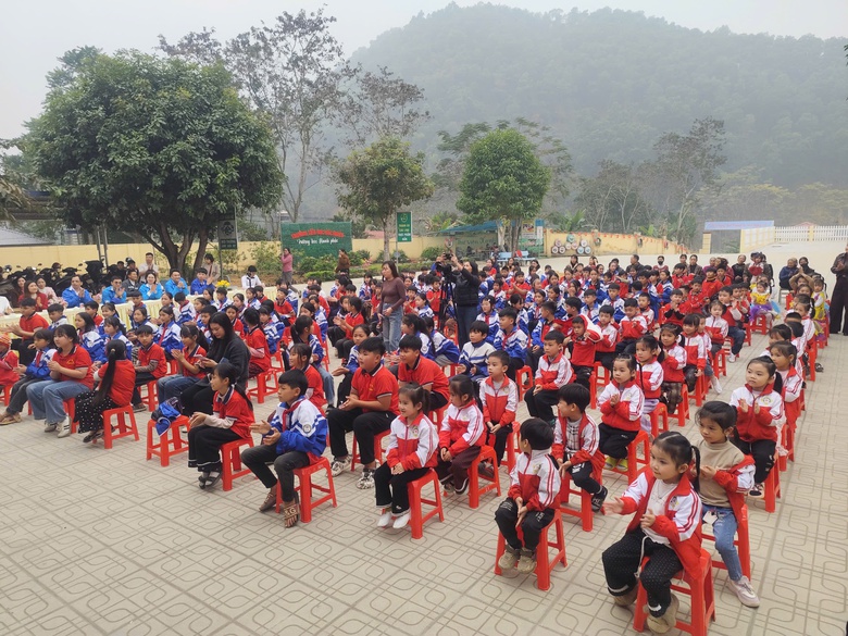 Tuổi trẻ Báo Xây dựng mang yêu thương đến học sinh vùng cao Thái Nguyên- Ảnh 4. Tuổi trẻ Báo Xây dựng mang yêu thương đến học sinh vùng cao Thái Nguyên- Ảnh 4.