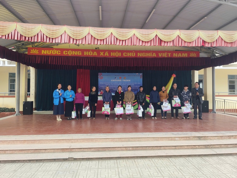 Tuổi trẻ Báo Xây dựng mang yêu thương đến học sinh vùng cao Thái Nguyên- Ảnh 5. Tuổi trẻ Báo Xây dựng mang yêu thương đến học sinh vùng cao Thái Nguyên- Ảnh 5.