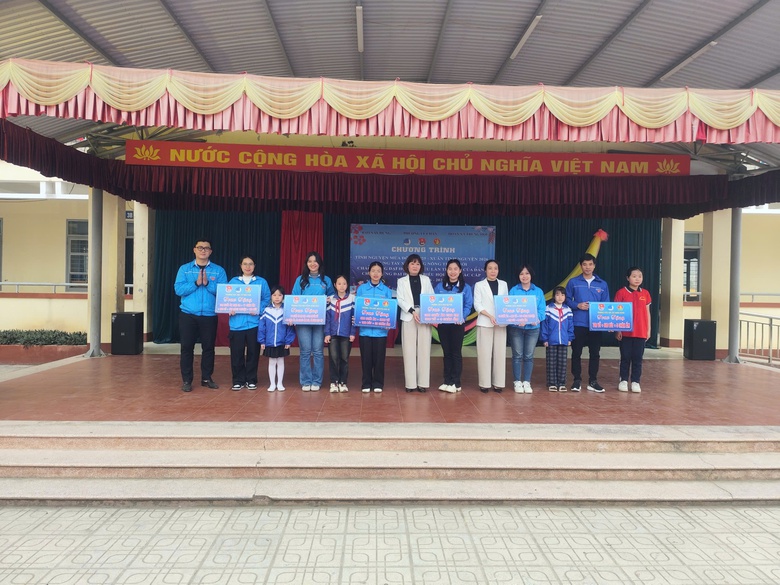 Tuổi trẻ Báo Xây dựng mang yêu thương đến học sinh vùng cao Thái Nguyên- Ảnh 2. Tuổi trẻ Báo Xây dựng mang yêu thương đến học sinh vùng cao Thái Nguyên- Ảnh 2.