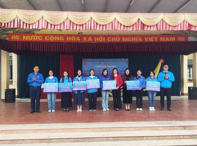 Tuổi trẻ Báo Xây dựng mang yêu thương đến học sinh vùng cao Thái Nguyên- Ảnh 1. Tuổi trẻ Báo Xây dựng mang yêu thương đến học sinh vùng cao Thái Nguyên- Ảnh 1.