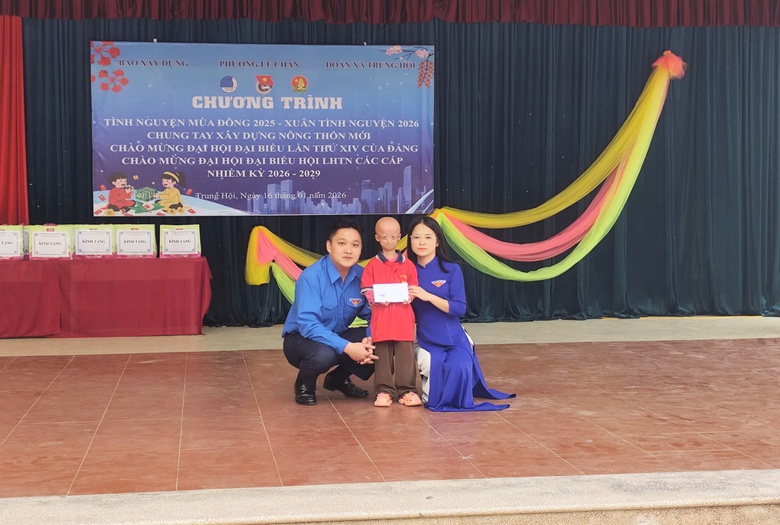 Tuổi trẻ Báo Xây dựng mang yêu thương đến học sinh vùng cao Thái Nguyên- Ảnh 3. Tuổi trẻ Báo Xây dựng mang yêu thương đến học sinh vùng cao Thái Nguyên- Ảnh 3.