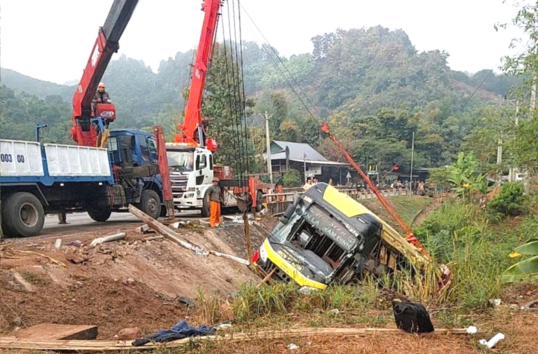 Chủ tịch tỉnh Sơn La chỉ đạo khắc phục vụ tai nạn xe kh&aacute;ch l&agrave;m 4 người thương vong- Ảnh 1.