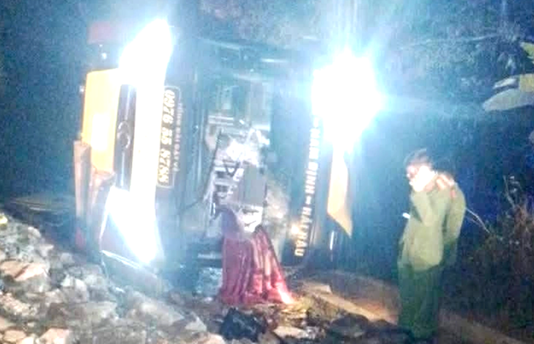 Lật xe kh&aacute;ch tr&ecirc;n quốc lộ 6 ở Sơn La, 4 người thương vong- Ảnh 2.