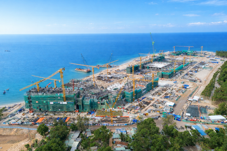 Những người &ldquo;x&acirc;y nền&rdquo; cho APEC 2027 được chăm lo Tết sớm- Ảnh 1.