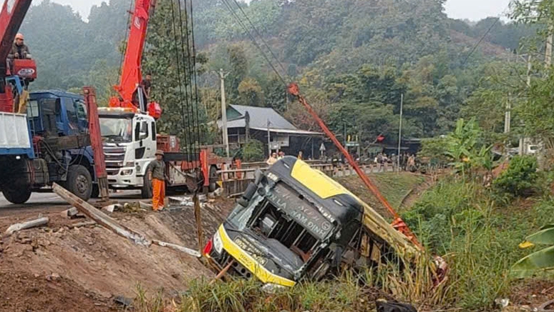 Tạm giữ lái xe gây tai nạn khiến 4 người thương vong ở Sơn La- Ảnh 2. Tạm giữ lái xe gây tai nạn khiến 4 người thương vong ở Sơn La- Ảnh 2.