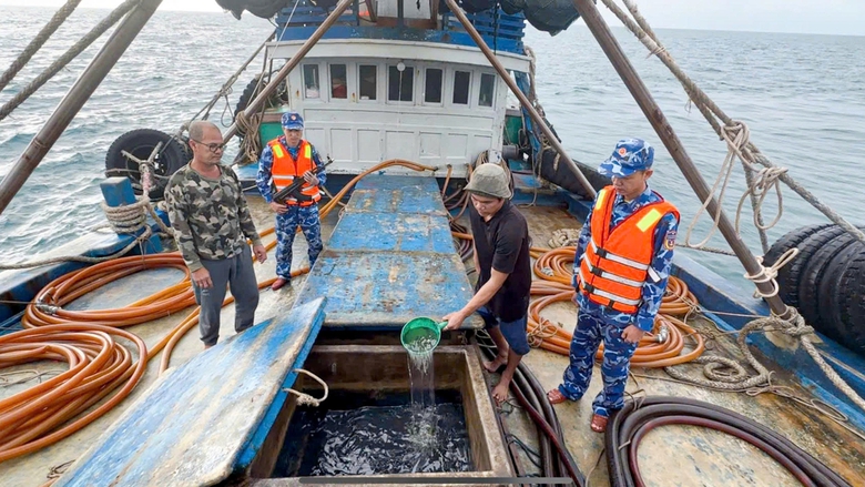 C&agrave; Mau: Bắt giữ t&agrave;u c&aacute; kh&ocirc;ng t&iacute;n hiệu VMS, vận chuyển tr&aacute;i ph&eacute;p 100.000 l&iacute;t dầu D.O- Ảnh 1.