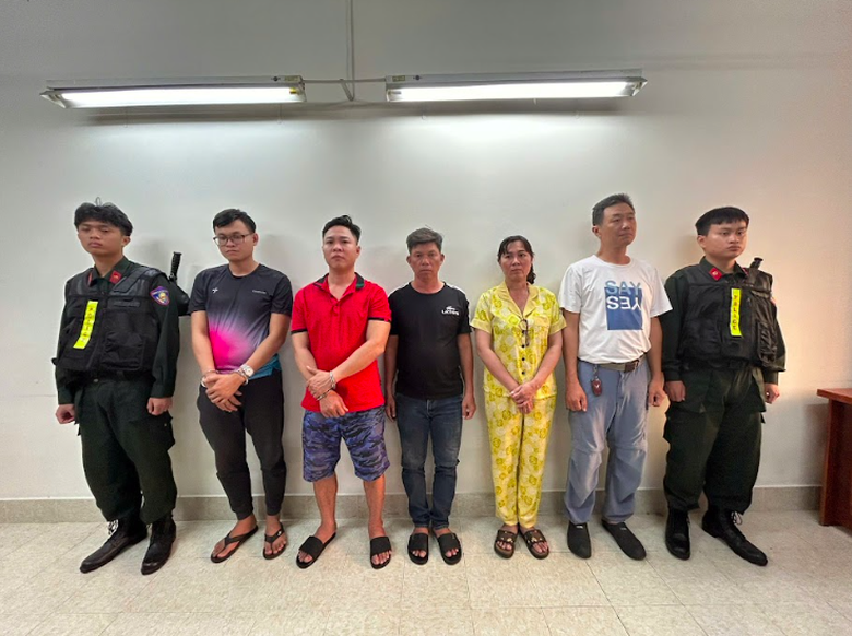 TP.HCM: Triệt ph&aacute; đường d&acirc;y mua b&aacute;n vũ kh&iacute; qu&acirc;n dụng quy m&ocirc; lớn, khởi tố 13 bị can- Ảnh 1.