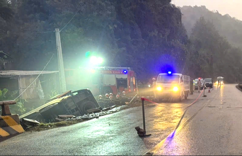 Lật xe kh&aacute;ch tr&ecirc;n quốc lộ 6 ở Sơn La, 4 người thương vong- Ảnh 1.