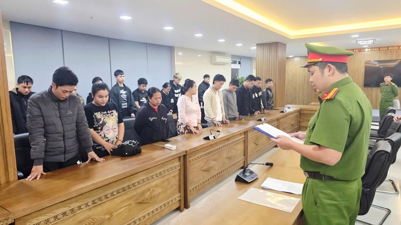 Bắt giam 35 đối tượng mua bán tài khoản ngân hàng, tiếp tay tội phạm lừa đảo tại Campuchia- Ảnh 1. Bắt giam 35 đối tượng mua bán tài khoản ngân hàng, tiếp tay tội phạm lừa đảo tại Campuchia- Ảnh 1.