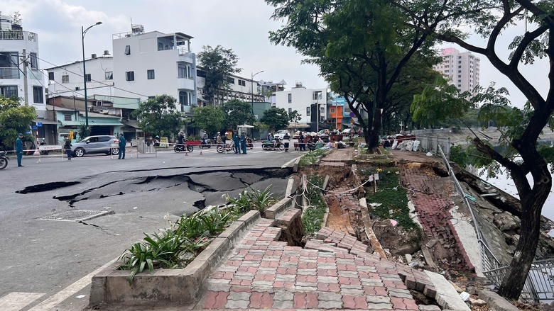 TP.HCM: Sạt lở bờ k&ecirc;nh l&agrave;m sụt l&uacute;n hơn 50m đường Ba Đ&igrave;nh- Ảnh 1.
