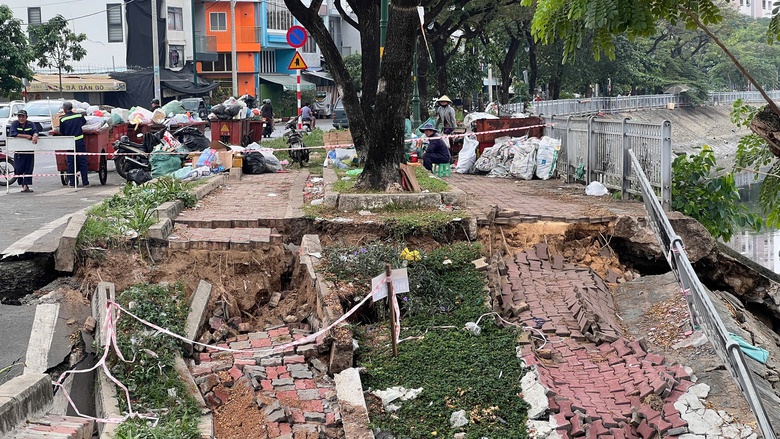 TP.HCM: Sạt lở bờ k&ecirc;nh l&agrave;m sụt l&uacute;n hơn 50m đường Ba Đ&igrave;nh- Ảnh 3.