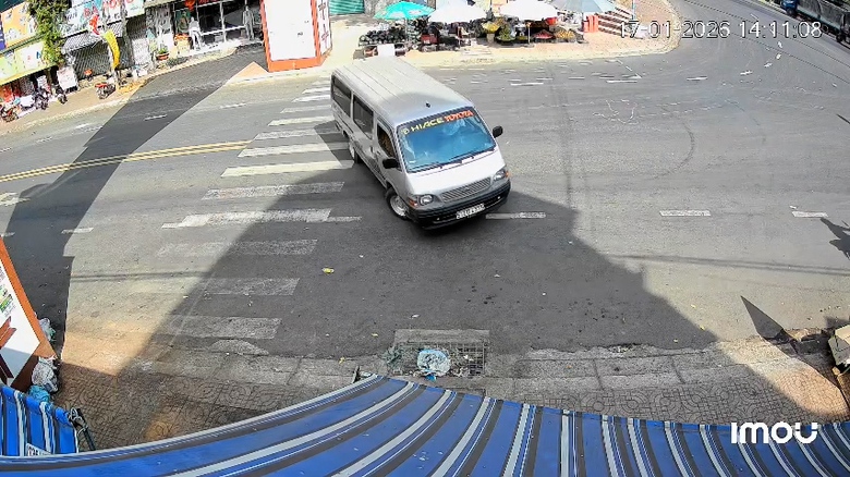 Lâm Đồng: Tạm giữ người đàn ông điều khiển xe ô tô “diễn xiếc” trên đường- Ảnh 2. Lâm Đồng: Tạm giữ người đàn ông điều khiển xe ô tô “diễn xiếc” trên đường- Ảnh 2.