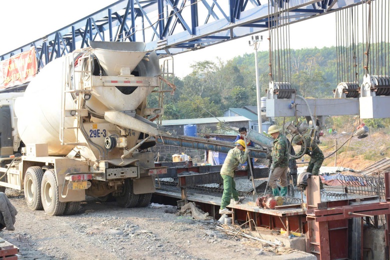 Tranh thủ m&ugrave;a kh&ocirc;, nh&agrave; thầu cao tốc Chợ Mới - Bắc Kạn tăng tốc c&aacute;c hạng mục kh&oacute;- Ảnh 3.