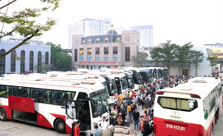 H&agrave; Tĩnh: H&agrave;ng trăm lao động, sinh vi&ecirc;n kh&oacute; khăn được hỗ trợ xe miễn ph&iacute; về qu&ecirc; ăn Tết- Ảnh 1.