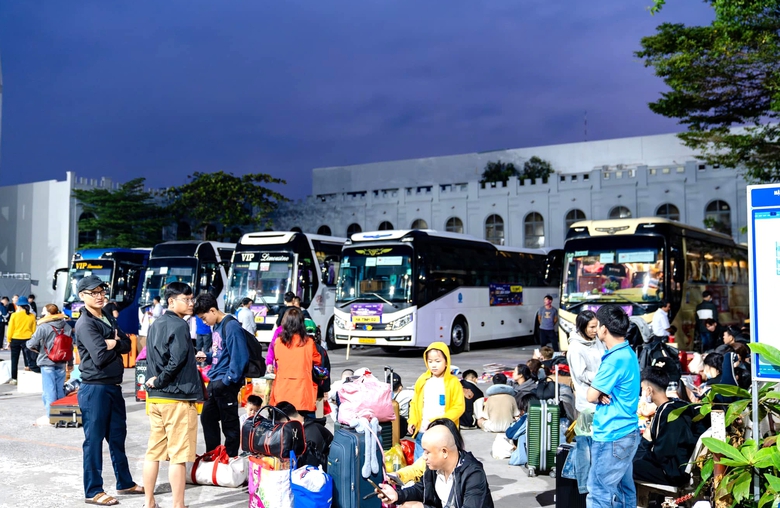 H&agrave; Tĩnh: H&agrave;ng trăm lao động, sinh vi&ecirc;n kh&oacute; khăn được hỗ trợ xe miễn ph&iacute; về qu&ecirc; ăn Tết- Ảnh 2.