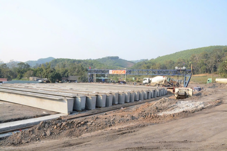 Tranh thủ m&ugrave;a kh&ocirc;, nh&agrave; thầu cao tốc Chợ Mới - Bắc Kạn tăng tốc c&aacute;c hạng mục kh&oacute;- Ảnh 2.