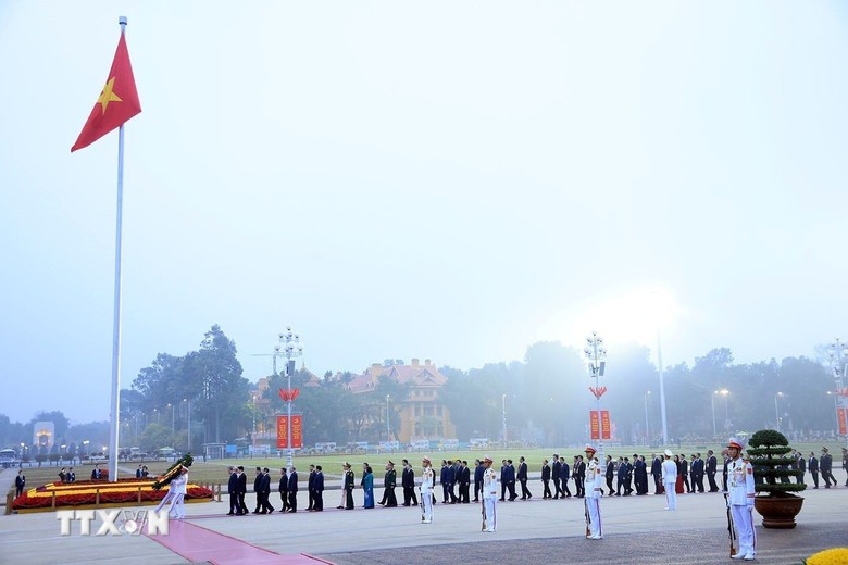 Đại biểu dự Đại hội Đảng lần thứ XIV v&agrave;o Lăng viếng Chủ tịch Hồ Ch&iacute; Minh- Ảnh 1.