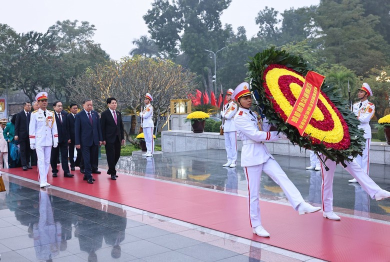 Đại biểu dự Đại hội Đảng lần thứ XIV v&agrave;o Lăng viếng Chủ tịch Hồ Ch&iacute; Minh- Ảnh 9.