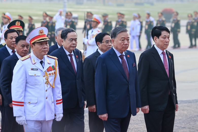 Đại biểu dự Đại hội Đảng lần thứ XIV v&agrave;o Lăng viếng Chủ tịch Hồ Ch&iacute; Minh- Ảnh 3.