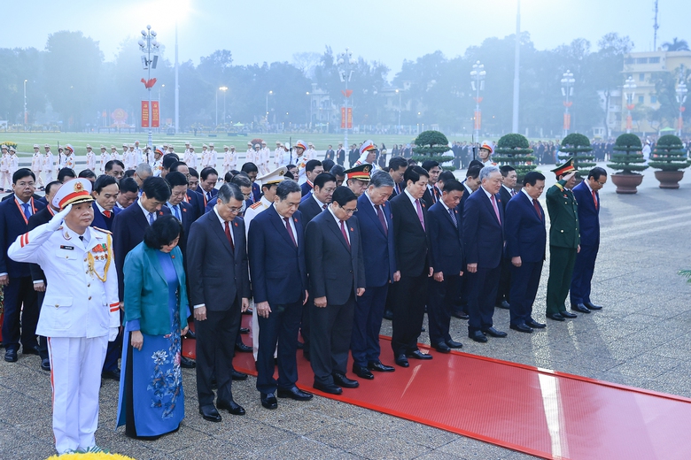 Đại biểu dự Đại hội Đảng lần thứ XIV v&agrave;o Lăng viếng Chủ tịch Hồ Ch&iacute; Minh- Ảnh 4.