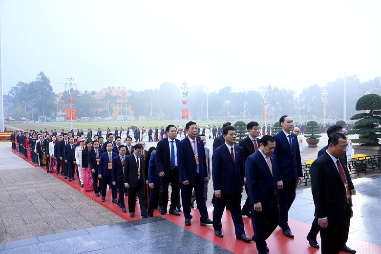 Đại biểu dự Đại hội Đảng lần thứ XIV v&agrave;o Lăng viếng Chủ tịch Hồ Ch&iacute; Minh- Ảnh 8.