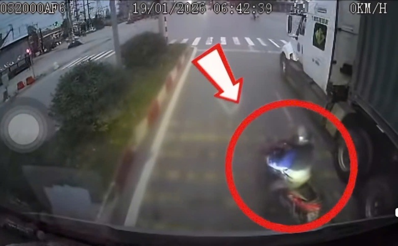 Người đàn ông ở Bắc Ninh tử vong thương tâm vì bất cẩn khi chờ đèn đỏ- Ảnh 1. Người đàn ông ở Bắc Ninh tử vong thương tâm vì bất cẩn khi chờ đèn đỏ- Ảnh 1.