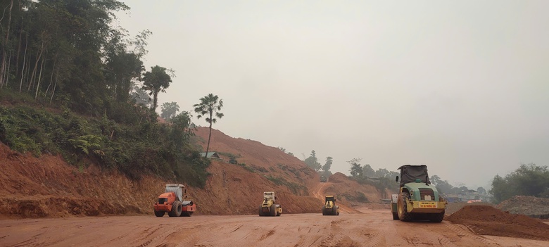 Nhộn nhịp công trường cao tốc hai đầu Bắc - Nam dịp tết Dương lịch- Ảnh 5. Nhộn nhịp công trường cao tốc hai đầu Bắc - Nam dịp tết Dương lịch- Ảnh 5.