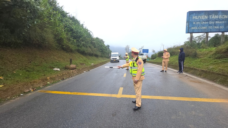 CSGT L&agrave;o Cai tăng cường tuy&ecirc;n truyền, ngăn tai nạn ở những cung đường nguy hiểm- Ảnh 3.