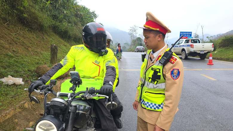 CSGT L&agrave;o Cai tăng cường tuy&ecirc;n truyền, ngăn tai nạn ở những cung đường nguy hiểm- Ảnh 4.