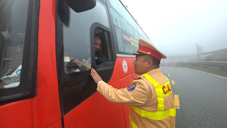 CSGT L&agrave;o Cai tăng cường tuy&ecirc;n truyền, ngăn tai nạn ở những cung đường nguy hiểm- Ảnh 6.