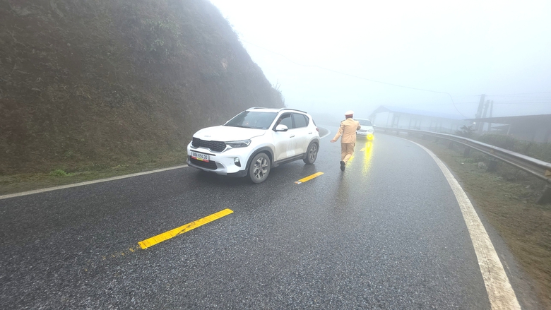 CSGT L&agrave;o Cai tăng cường tuy&ecirc;n truyền, ngăn tai nạn ở những cung đường nguy hiểm- Ảnh 1.