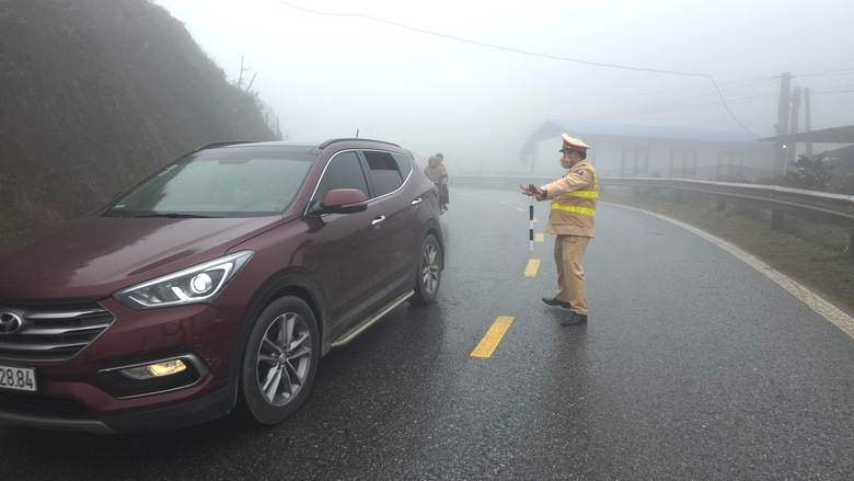 CSGT L&agrave;o Cai tăng cường tuy&ecirc;n truyền, ngăn tai nạn ở những cung đường nguy hiểm- Ảnh 8.