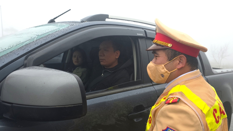 CSGT L&agrave;o Cai tăng cường tuy&ecirc;n truyền, ngăn tai nạn ở những cung đường nguy hiểm- Ảnh 7.