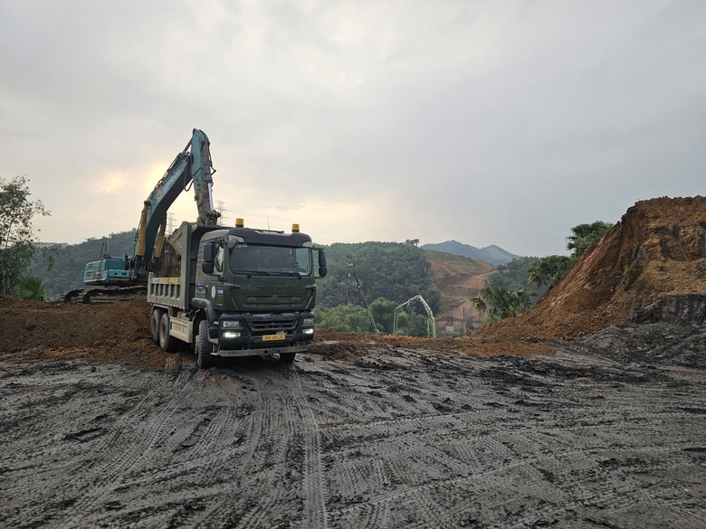 Nhộn nhịp công trường cao tốc hai đầu Bắc - Nam dịp tết Dương lịch- Ảnh 3. Nhộn nhịp công trường cao tốc hai đầu Bắc - Nam dịp tết Dương lịch- Ảnh 3.