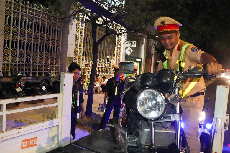 CSGT Cần Thơ xử phạt hơn 50 trường hợp vi phạm nồng độ cồn ng&agrave;y đầu năm mới- Ảnh 8.
