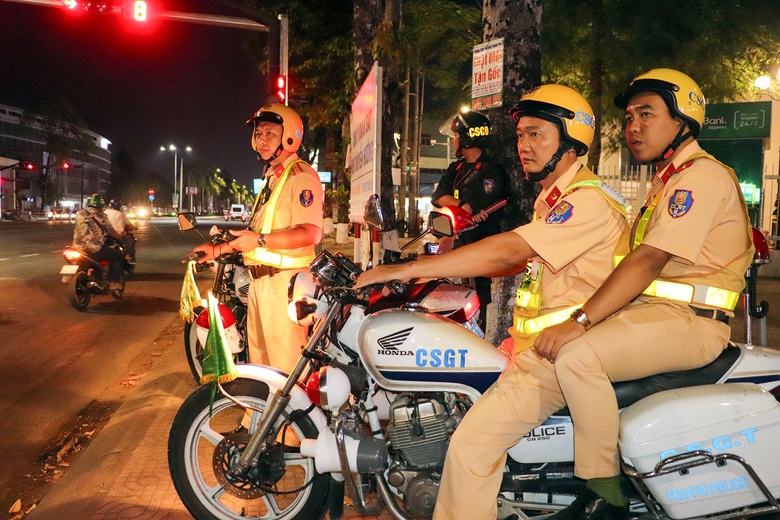CSGT Cần Thơ xử phạt hơn 50 trường hợp vi phạm nồng độ cồn ng&agrave;y đầu năm mới- Ảnh 1.