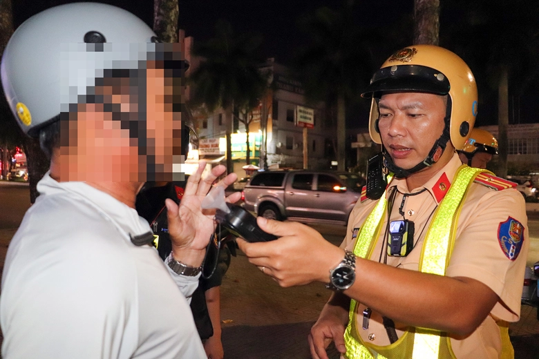 CSGT Cần Thơ xử phạt hơn 50 trường hợp vi phạm nồng độ cồn ng&agrave;y đầu năm mới- Ảnh 2.